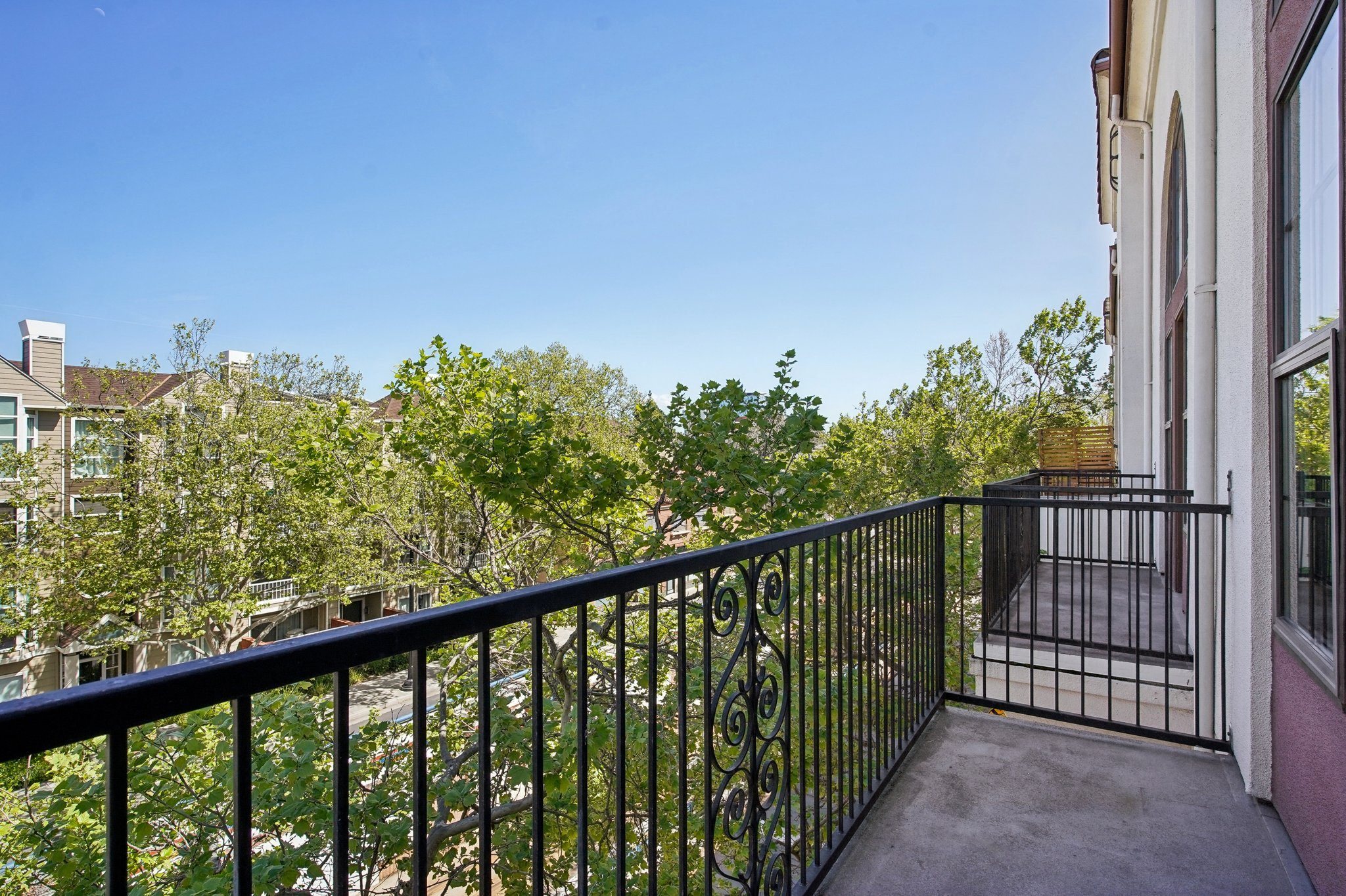Fountain Plaza - Balcony